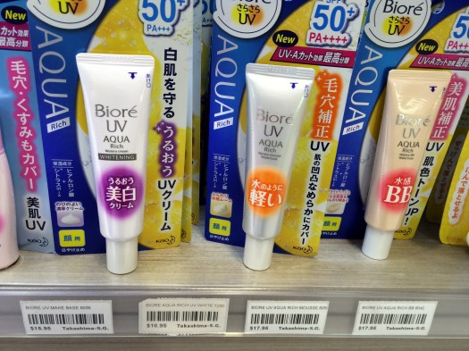 09 Biore UV Aqua Rich Whitening BB