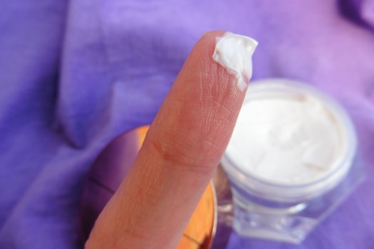 02 Charlotte Tilbury Magic Cream Swatch